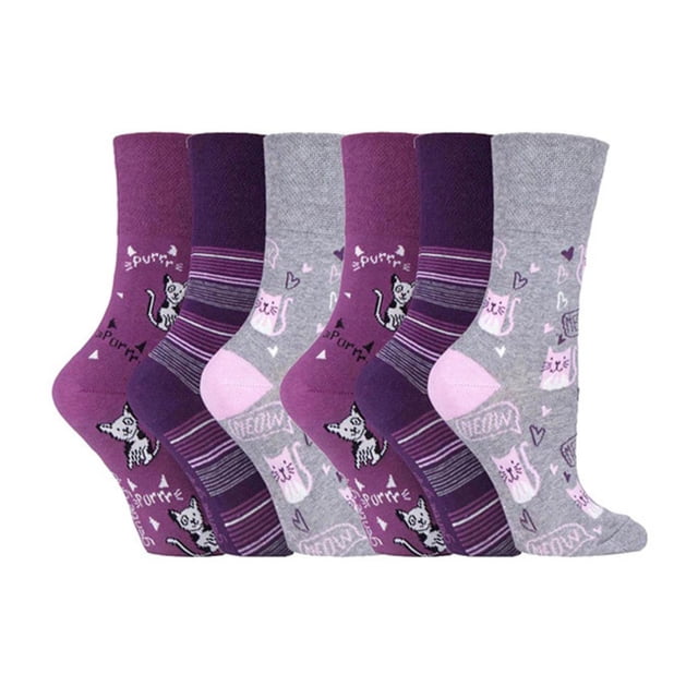 Gentle Grip - 6 Paires Chaussettes pour Femmes Gentle Grip Non Élastiques Présentant une Variété de Motifs Violets et Gris avec des Motifs de Chat et de Cœur. Ces Chaussettes Riches en Coton Ont un Dessus en Nid d'Abeilles pour le Confort, des Orteils à Coutures Plates pour l'Usure, et Sont Idéales pour les Personnes Ayant des Problèmes de Circulation Ou des Pieds Enflés. Convenant au Port Quotidien et Conçues pour Rester en place Sans constriction Serrée.