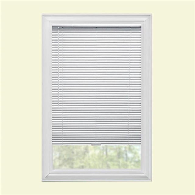 Store en Vinyle Sans Cordon de 2 Po, Blanc - 60 x 64 Po, Montré Installé sur une Fenêtre. les Stores en Vinyle Blancs Offrent une Conception Sans Cordon pour la Sécurité, l'Assombrissement de la Pièce et l'Intimité. les Stores Sont Légers et Faciles à Utiliser en Ajustant le rail Inférieur. Conçus avec une Tête et un rail Inférieurs en Acier Durables, Ils Conviennent aux Maisons Ou aux Bureaux, Particulièrement en Présence d'Enfants Ou d'Animaux de Compagnie.