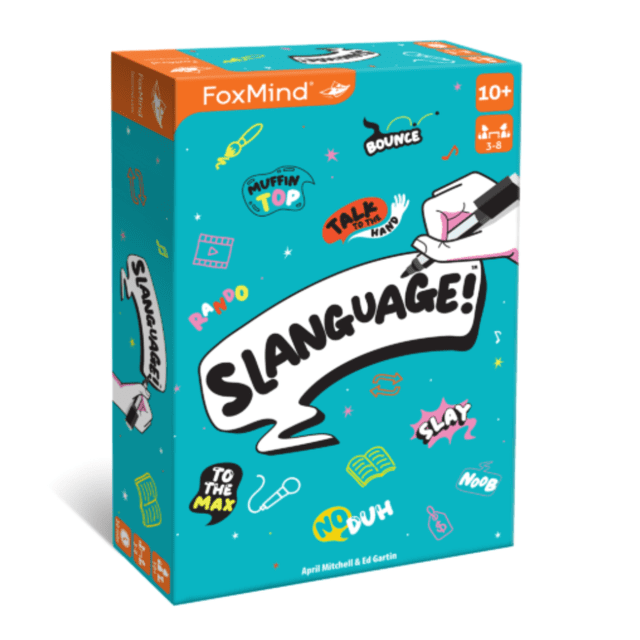 FOXMIND Slanguage! Boîte de Jeu de Société avec Arrière-Plan turquoise Présentant des Mots d'Argot Colorés comme « Muffin Top », « Rebond », « Parle à la Main » et « Slay », une Main Tenant un Marqueur Noir Écrivant le Titre du Jeu dans une Bulle de Discours, Conçue pour les 10 Ans et Plus et les Joueurs de 3 à 8 Ans, Convient aux Réunions Familiales et Sociales.