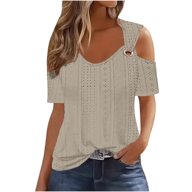 Timegard Hauts à Oeillets pour Femmes, Col en V, Manches Courtes, Épaules Dénudées, Tunique Estivale Chic et Décontractée, Blouse de Couleur beige Pâle. la Blouse Présente un Col en V, des Manches Courtes avec des Découpes aux Épaules Dénudées, et un Motif à Oeillets Partout. un Détail d'Anneau Décoratif Est Présent sur une Bretelle d'Épaule. Style Jean en denim, Ce Haut Convient aux occasions Décontractées Ou Habillées en Été, au Printemps Ou à l'Automne.