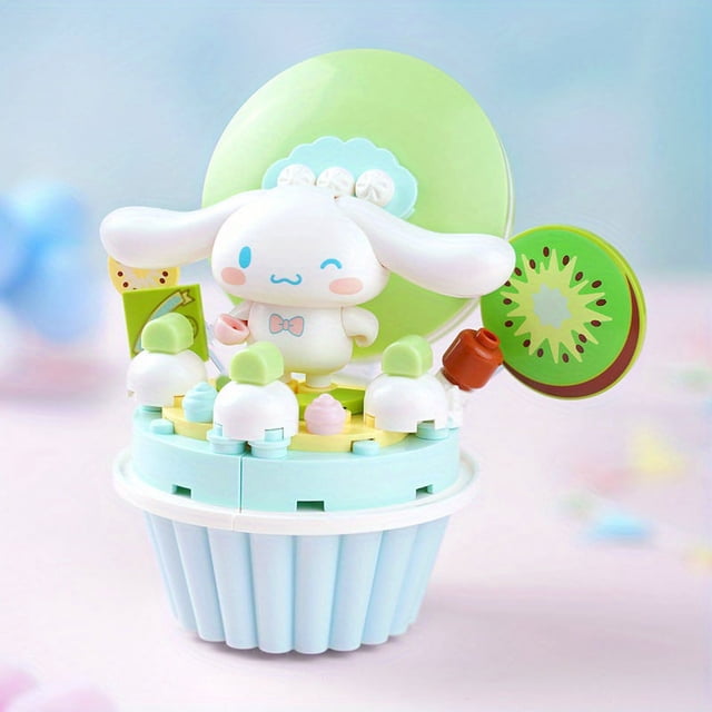 Keeppley Sanrio Kulomi Melody une Variété de Modèles de Blocs de construction Cup Cake Mignons. un Jouet de construction ABS Coloré Présentant un design de cupcake avec un Personnage de Dessin Animé Blanc, une Tranche de kiwi Décorative et des accents pastel. Convient aux Âges de 12 à 14 Ans.