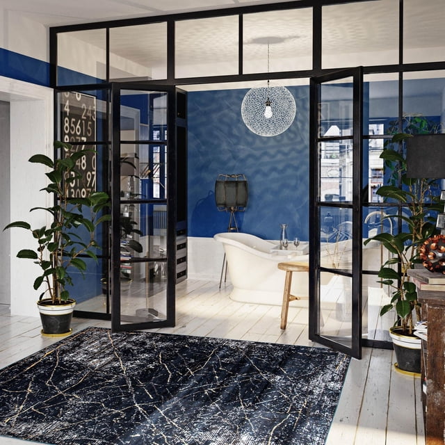 ECARPET Tapis Texturé Effet Marbre, Tapis Contemporain pour Salon, Midnight Collection, Posé sur des Planchers en Bois Blancs dans une Pièce Moderne aux Murs Bleus. le Tapis Présente une base Bleu Minuit Foncé avec des Coups de Pinceau Marbrés beige et Blanc. l'Espace Comprend des Portes en Verre à Cadre Noir, des Plantes en Pot Vertes, une Baignoire Autoportante Blanche, un Tabouret en Bois et une Suspension, Convient aux Zones Intérieures Très Passantes comme les Salons Ou les Bureaux à Domicile.