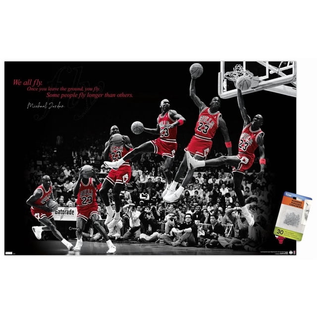 Michael Jordan - Affiche Murale Fly, 22,375 Pouces x 34 Pouces Encadrée Montrant un Fond Noir avec une Séquence de Michael Jordan à Chicago Bulls Maillot Rouge Numéro 23 Effectuant un dunk de basketball en Cinq Étapes. l'Affiche Présente la Citation « We all Fly. Once you leave The ground, you Fly. Some people Fly longer than Other. » en Texte Rouge en Haut à Gauche, Idéale pour la Déco Murale de Maison Ou de Bureau à Thème Sportif.