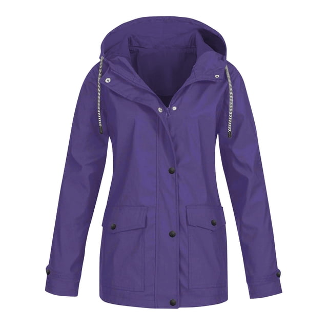 Veste Courte Femme Imperméable Unie Manteau de Pluie Extérieur Grande Taille Imperméable à Capuche Vestes Coupe-Vent Manteau Uni pour Femmes en Liquidation. une Vue Frontale d'Un Imperméable Violet Léger en polyester avec une Capuche avec Cordons de Serrage, Fermetures à Boutons et Deux Poches avant. Conçu pour une Utilisation Décontractée et Extérieure, Convient à Toutes les Saisons.