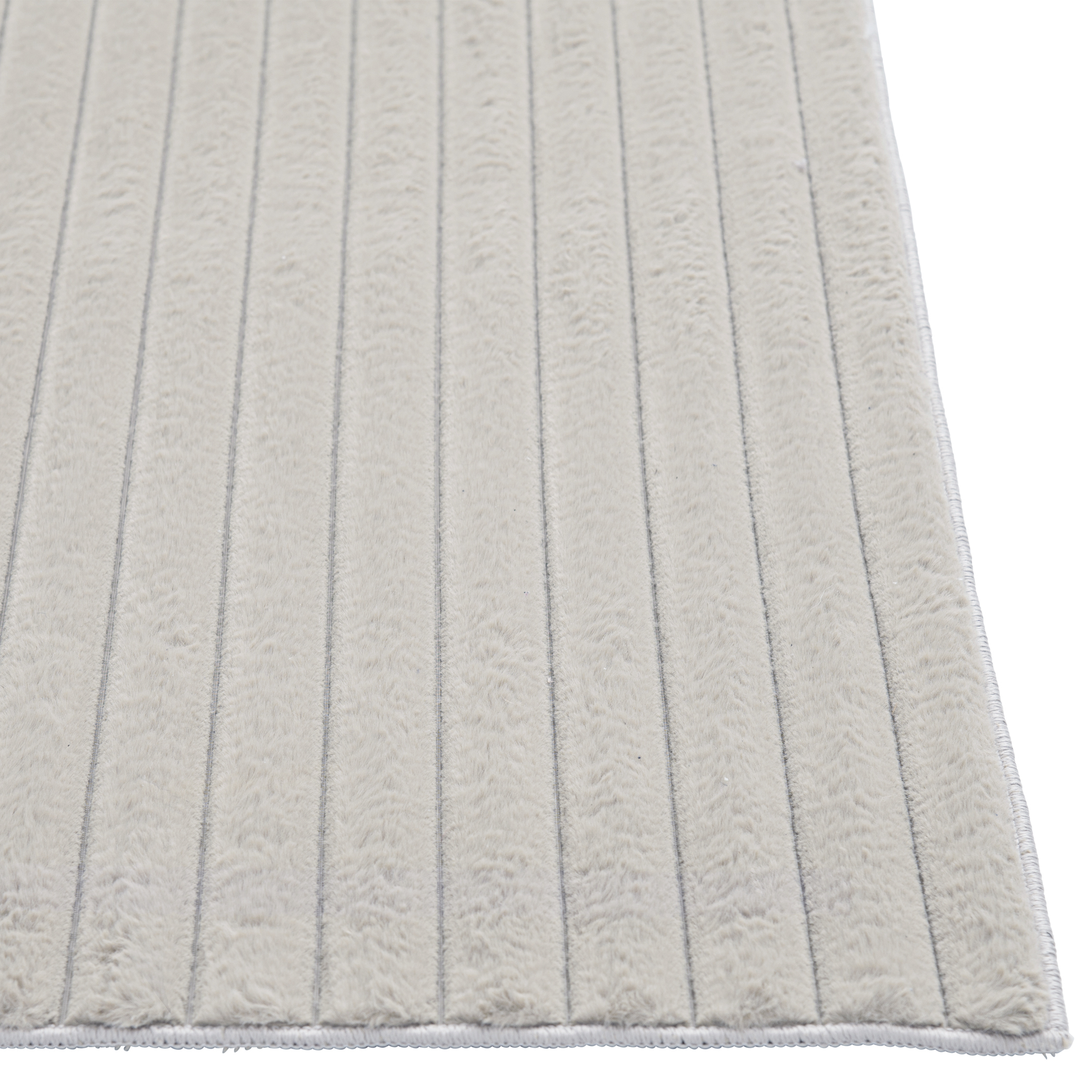 Tapis d'intérieur Avenue B en fausse fourrure grise (format 4 x 6). Emplacements recommandés : salon, chambre ou salle à manger.