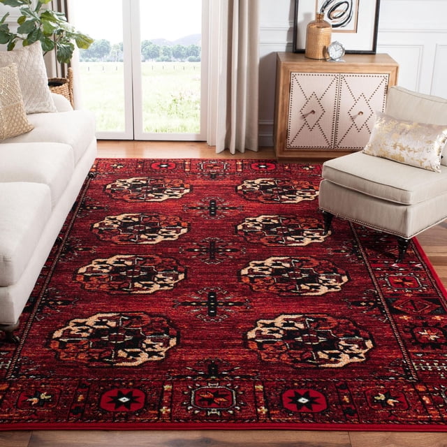 Safavieh Vintage Hamadan Tapis Traditionnel Régent avec une base Rouge Riche et des motifs de Style Persan en Noir, beige et Rouge Foncé, Présentant une Finition Patine antique. Positionné comme Tapis d'Accent sur Planchers de Bois Franc entre un sofa beige et une Chaise Rembourrée dans un Salon avec une Armoire en Bois et une Grande Fenêtre. Ce Tapis durable et Facile d'Entretien Convient à la Déco Moderne et Est Souvent Utilisé comme Centre de Table Décoratif.