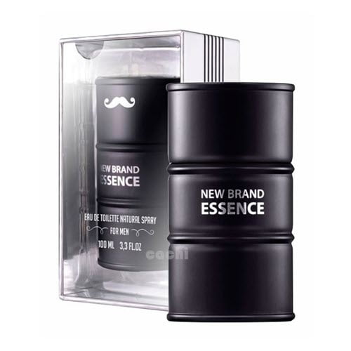 Essence By New Brand (Sauvage Twist) m 100 ml en Boîte, eau de parfum en Boîte pour Hommes Montrant un Emballage Rectangulaire de 100 ml avec Nouveau Nom de Marque et sous-Titre « Sauvage Twist », Fini Foncé sur la Boîte et Marquage visible de 100 ml, Arrière-Plan Neutre de studio; la Taille en Boîte Est Souvent Utilisée pour Offrir Ou pour Décanter des Atomiseurs de Voyage.