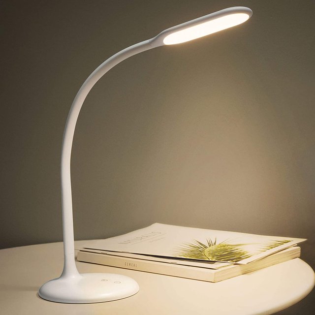 Lampe Sans Fil Gladle Lampe de Bureau à DEL Blanche, Dotée d'Une Conception à Piles Rechargeables avec un Col de Cygne flexible. Cette Lampe de Lecture à Intensité Réglable Offre des Commandes Tactiles, une Fonction Minuterie et un port de Chargement USB. la Lampe Offre jusqu'à 2 Heures de Luminosité Maximale Ou 30 Heures sur le Réglage le Plus Bas avec Sa Batterie de 1200 mAh. Elle Comprend 20 Ampoules à DEL Écoénergétiques pour une Lumière Respectueuse des Yeux, Convient au Travail Ou à une ambiance Relaxante. Montrée sur un Bureau