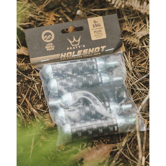 Peaty's Recharge Filetée de Cartouche de CO2 (Lot de 5) et Manchon de Protection contre le Gel avec Conception Unique à Base Fermée, Carte de Collection Recyclée et Sac Biodégradable - Route et Gravier (16 g)