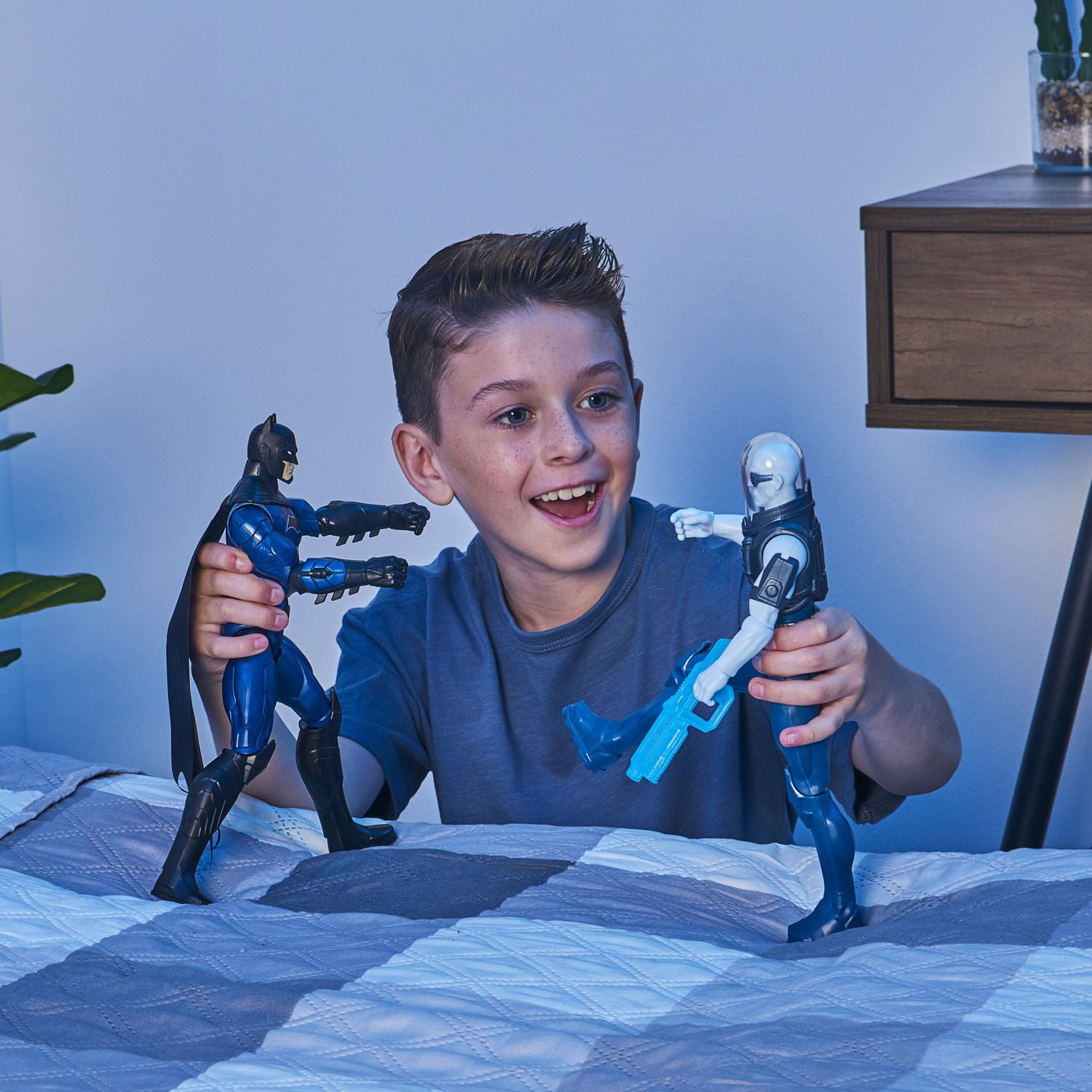 Batman, Figurine articulée Metal-Tech Batman de 30,5 cm (costume noir/bleu), pour les garçons à partir de 3 ans