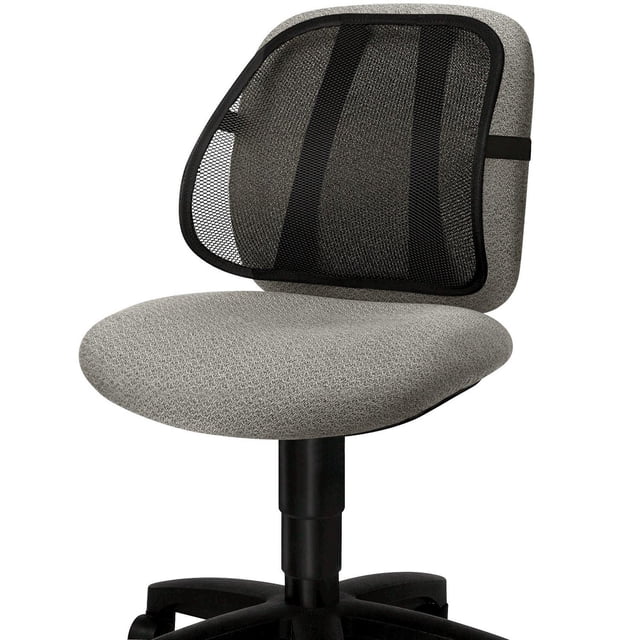 Soutien Dorsal en Maille pour Suites de Bureau Fixé à un Siège de Chaise de Bureau en Tissu Gris, avec une Attelle Lombaire en Maille Noire et des Bandes de Soutien Verticales Qui Maintiennent la Courbe Lombaire pour un Soutien Dorsal Ergonomique et un Confort d'Écoulement d'Air.