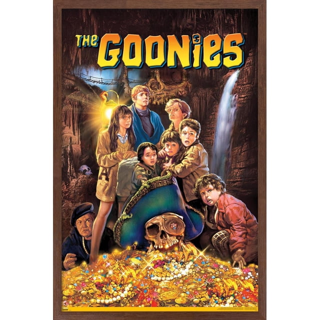 The Goonies - Affiche Murale d'Une Feuille, 22,375 Po x 34 Po Encadrée, Représentant un Groupe d'Enfants Rassemblés Autour d'Un Crâne de pirate Portant un Tricorne Bleu au Sommet d'Un Trésor de Pièces d'Or et de Bijoux à l'Intérieur d'Une Grotte avec des stalactites et une Cascade, Imprimée sur du Papier Lustré pour une Couleur Vibrante, Idéale pour la Décoration Murale de Chambre Ou de Bureau.