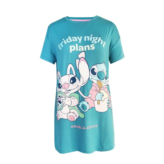Disney Lilo et Stitch Chemise de Nuit en Tricot - Chemise de Nuit en Tricot Verte à Coupe Ample pour Adultes, silhouette à Manches Courtes Longueur Genou Orientée vers l'Avant avec Encolure Ras du Cou et Graphique de Points « Friday Night Plans » Centré; texture en Tricot Douce visible sur Fond de studio Uni, Souvent Portée pour Se Détendre au Printemps et en Été.