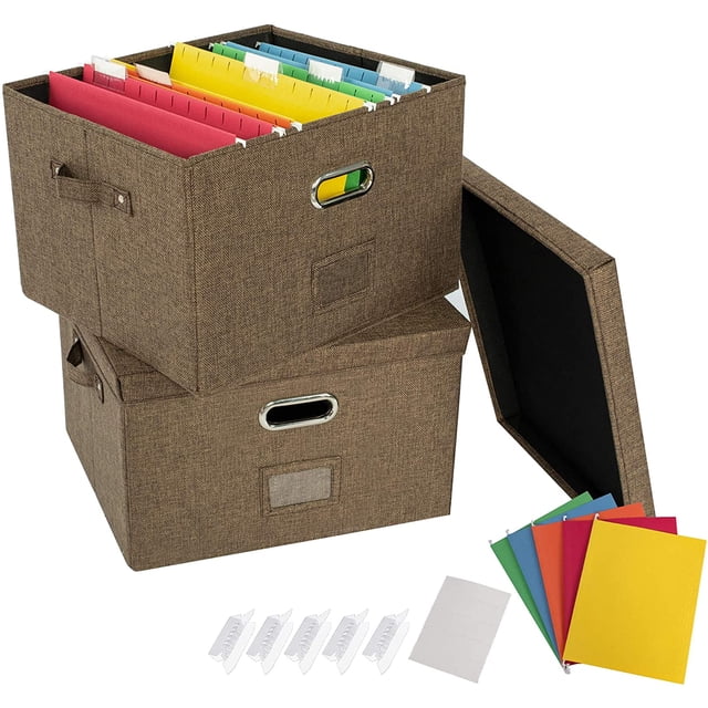 Lot de 2 Boîtes Organisatrices de Dossiers pour Bureau avec Couvercle, Conception Pliable en Lin et Poignées Métalliques Robustes. Comprend Deux Boîtes de Classement Brunes avec Fenêtres pour Étiquettes, rails Fluides pour Suspendre des Dossiers, et un Couvercle pour Protéger les documents de la Poussière. Parfait pour l'Organisation du Bureau, Ranger des Dossiers Format Lettre et Légal, et Maintenir un Système de Classement Propre à la Maison Ou au Bureau.