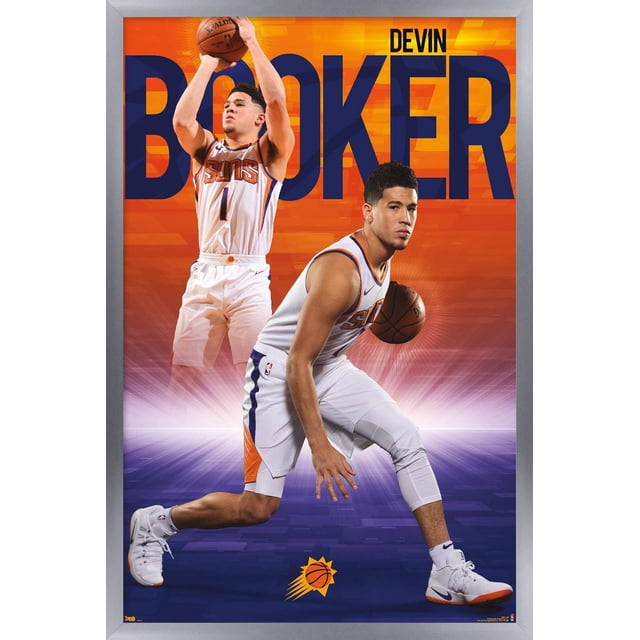 NBA Phoenix Suns - Devin Booker 18 Affiche Murale, 22,375 Po x 34 Po Encadrée Présentant Deux poses d'Action de Devin Booker en Uniforme des Phoenix Suns Blanc avec accents orange et Violet, une pour Tirer et une pour Dribbler un Ballon de basketball, sur Fond Dégradé orange et Violet avec Grand Texte Bleu « Booker » et le logo des Suns au Bas, Idéale pour une Oeuvre Murale à Thème Sportif.
