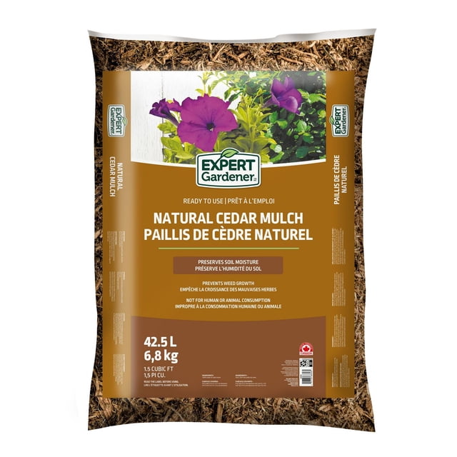 Expert Gardener Paillis de Cèdre Brun Pâle Naturel Sac de 1,5 Pi3 Montrant du Paillis de Bois de Cèdre Naturel avec une Étiquette Présentant des Fleurs Violettes et un Feuillage Vert, Convient aux Plates-Bandes et à l'Aménagement Paysager pour Conserver l'Humidité du Sol, Supprimer la Croissance des Mauvaises Herbes et Améliorer la Santé du Sol.
