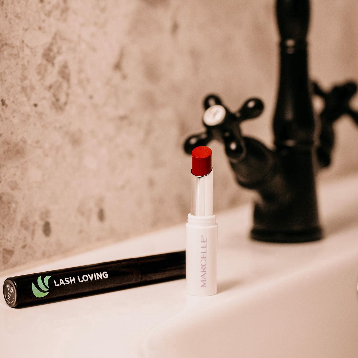Marcelle Rouge à lèvres couleur & soin huile-en-stick Lip Loving, Or Parfait