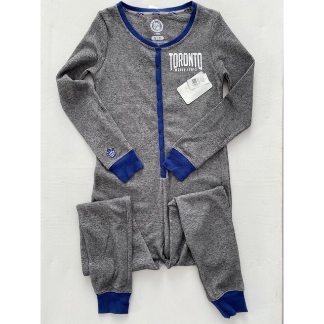 LNH Maple Leafs de Toronto Combinaison Pyjama Charbon ( TP ) Grenouillère Charbon Orientée vers l'Avant avec Jambes Pleine Longueur, Fermeture avant visible à Boutons-Pression sur le Torse, Garnitures Bleues sur le Col et les Poignets, Mot d'Équipe LNH sur la Poitrine, Photographiée à Plat sur Fond Blanc; Aussi Souvent Utilisée comme Vêtement de Nuit de Voyage Douillet.