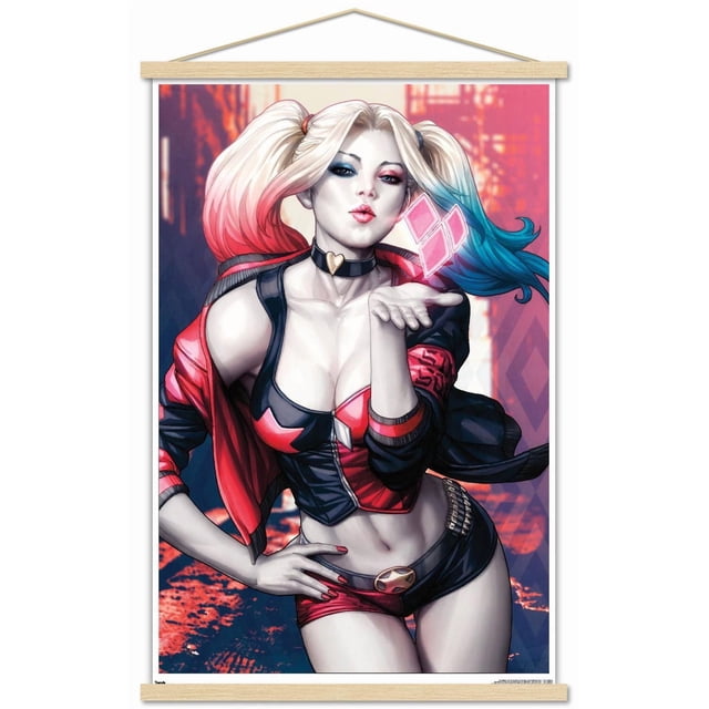 DC Comics - Harley Quinn - Affiche Murale Kiss, 14,725 Po x 22,375 Po Affiche Encadrée Représentant Harley Quinn avec des Queues de Cochon Rouges et Bleues, Vêtue d'Une Veste Courte Noire et Rouge et de shorts avec une Boucle de Ceinture Étoile, Soufflant un Baiser avec des Formes de Diamants Roses Lumineux Près de Sa Main, sur un Fond Urbain Stylisé, Idéale pour la Décoration Murale de Chambre Ou de Bureau.