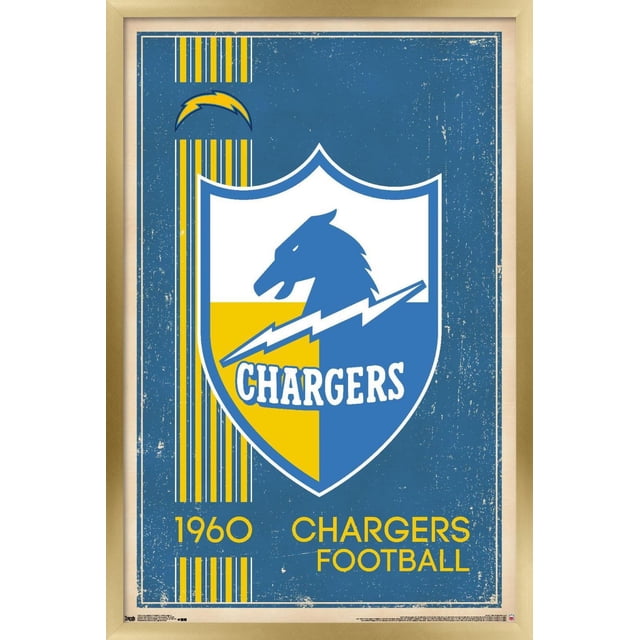 NFL Los Angeles Chargers - Affiche Murale Logo Rétro 17, 22,375 Po x 34 Po Présentant un Emblème de Bouclier vintage Encadré avec une Tête de Cheval Bleue et un Éclair sur des quadrants Jaunes et Bleus sur un Fond Bleu Vieilli avec des Rayures Verticales Jaunes, Affichant le Texte « 1960 Chargers Football » en Jaune, Convient aux Oeuvres Murales à Thème Sportif Ou aux Chambres de Fans.