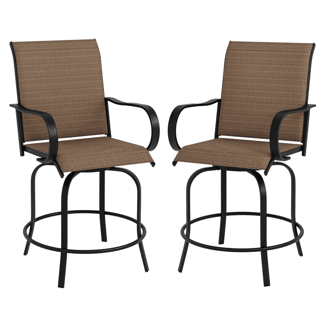 Outsunny Bar Tabourets d'Extérieur avec Accoudoirs - Ensemble de 2, Brun. Ces Tabourets Offrent un design Pivotant à 360°, un Cadre en Métal Robuste avec Revêtement en Poudre et un Tissu en Maille Respirant pour une Expérience d'Assise Fraîche. Chaque Tabouret Comprend des Accoudoirs, des Repose-Pieds et Supporte jusqu'à 264 Lb (120 kg). Dimensions : 26.8 Pouces L x 29.5 Pouces P x 48.4 Pouces H (68 x 75 x 123 cm). Convient aux Sièges de Bar de patio Ou D