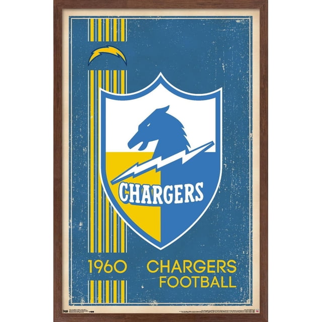 NFL Los Angeles Chargers - Affiche Murale Logo Rétro 17, 22,375 Pouces x 34 Pouces art Mural Encadré Présentant un Logo vintage du Bouclier des Chargers avec une Tête de Cheval Bleue et un Éclair sur un Fond Bleu et Jaune Séparés, Toile de Fond Bleue Usée avec des Rayures Verticales Jaunes, l'Année 1960, et le Texte « Charger's Football' en Jaune, Convient à la Déco de Chambre de fan de sports Ou à l'Exposition au Bureau.