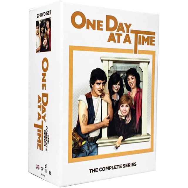 Un Jour à la Fois : l'Ensemble Complet de la Série (DVD) avec le Titre Affiché en Texte Audacieux. la Couverture Comprend une image des Personnages Principaux, avec un Homme Se Penchant par-Dessus une Fenêtre et Trois Femmes à Côté de Lui. l'Emballage le Met en Valeur comme un Ensemble de 27 DVD, Produit par Shout! Factory, et Catégorisé sous la Catégorie Comédie. l'Arrière-plan Est Blanc avec des accents Dorés.