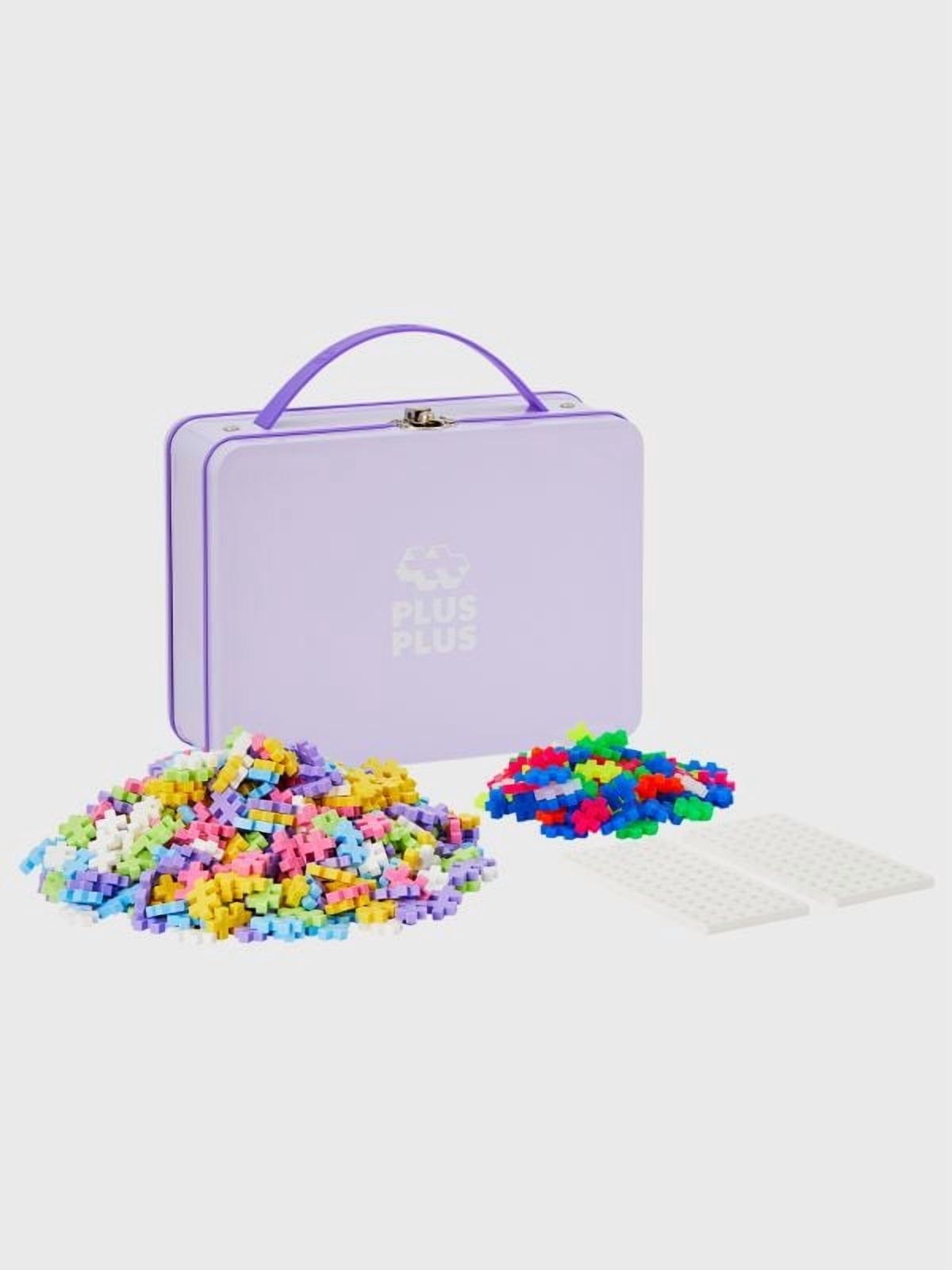 Plus-Plus - Coffret Métallique - 600 Pièces - Jeu de Construction Créatif - Couleurs Pastel dans une Valise de Voyage - Enfants de 5 à 12 Ans.