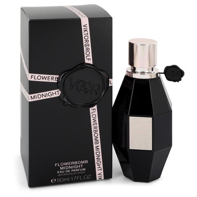 Viktor & Rolf Flowerbomb Midnight Eau de Parfum 50 ml Bouteille et Emballage. la Bouteille de Parfum Présente un design Noir Épuré et Facetté avec un Bouchon Argenté et un Breloque de logo V&R. l'Emballage Est une Boîte Noire avec Détails Ruban Rose et le Nom du Produit Affiché de Façon Bien en Vedette. Ce Parfum floral Comprend des notes de Cassis, de Grenade, de Jasmin en Floraison Nocturne, de Pivoine, de Vanille et de Musc Blanc.