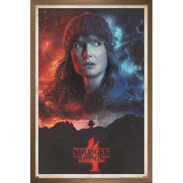 Netflix Stranger Things : Saison 4 - Joyce Affiche Murale d'Une Feuille, 22,375 Pouces x 34 Pouces, Représentant un Fond Divisé de Nuages de Tempête Rouge Ardent et Bleu Frais avec une silhouette Portant un Bonnet Tricoté et de Longs Cheveux au-Dessus d'Une Sombre Chaîne de Montagnes et un Château d'Eau, Mettant en Vedette le logo red Stranger Things 4 au Bas, Imprimée sur Papier d'Affiche Lustré dans un Cadre en Bois, Convient à la