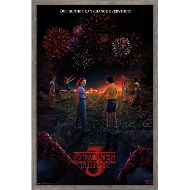 Netflix Stranger Things : Saison 3 - Affiche Murale d'Art Clé, 22,375 Po x 34 Po Encadrée, Représentant un Groupe d'Enfants Debout sur un Sentier Rocheux la Nuit Regardant des Feux d'Artifice au-Dessus d'Une Petite Ville, avec le Slogan « un Été Peut Tout Changer » en Haut et le logo Stranger Things 3 Rouge en Bas, Encadré par des Membres Sombres et Monstrueux au Premier Plan.