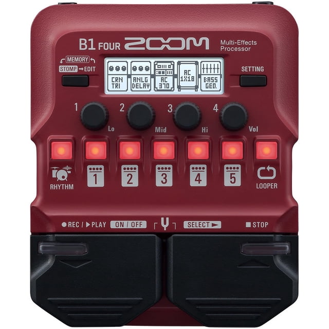Zoom B1 Four Multi-Effects Pedal à Fini Rouge, avec Plus de 70 Effets et Modèles d'Ampli, un looper et une section de Rythme Intégrée. la Pédale Comprend Cinq Boutons de Commande Illuminés, des Boutons pour Ajuster les Niveaux Bas, Moyens, Hauts et de volume, et un Affichage Numérique Affichant les Réglages d'Effets. Conçue pour les Bassistes, Elle Offre un Accès à la Bibliothèque d'Effets Téléchargeable du Labo de Guitare Zoom et Comprend 68 Motifs de Batterie avec une machine à Percussion Intégrée. les Doubles Interrupteurs au