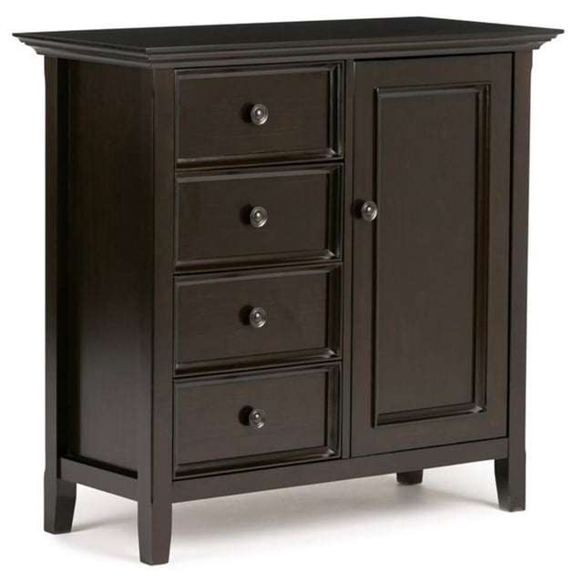 Simpli Home Amherst Armoire de Rangement Moyenne en Bois Massif, Brun Hickory. Mesure 36 Pouces de Hauteur, 37 Pouces de Largeur et 17 Pouces de Profondeur. Comprend Quatre Tiroirs avec Coulisses en Métal et une Seule Ouverture de Porte vers Deux Tablettes Ajustables. Fabriquée à la Main en Bois Massif, design Transitionnel Comprend des Pieds Effilés, des Bords Couronnés Moulés et des Boutons en Étain antique. Convient aux Entrées, aux Salons Ou aux Bureaux.