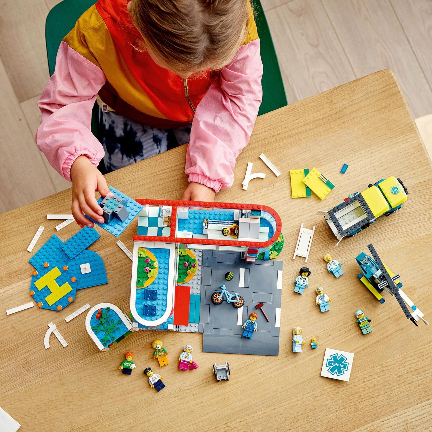 LEGO City L’hôpital 60330 Ensemble de construction (816 pièces)