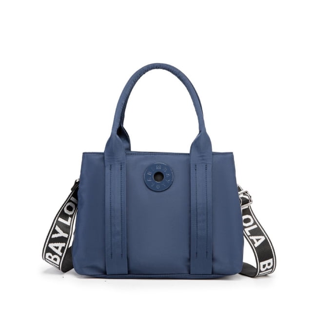 Bimba Y Lola Round Label Sac à Bandoulière Portable à Plusieurs Couches de Couleur Unie en Bleu Marine avec plaque logo Tonale, Quincaillerie Ton Argent et Garniture en Cuir. Comprend Deux Poignées Supérieures Arrondies, une Sangle d'Épaule Réglable et Détachable avec Image de Marque « Bimba Y Lola », et Deux Compartiments à Fermeture Éclair. Fabriqué en polyamide avec accents en Cuir Bovin et une Doublure en polyester. Convient comme Sac Fourre-Tout Ou Bandoulière.
