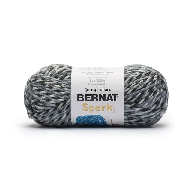 Bernat® Spark™ Fil Mélangé Volumineux #5 en Carrière, 8oz/225g avec 191 Verges, Montrant un Écheveau de Fil Volumineux Doux avec un Effet de Teinture caipo en Fibres Torsadées Charbon, Gris et Blanc et une Étiquette Blanche Présentant le logo Bernat Spark et les Détails du Produit, Convient au Tricot pour des Projets de Garde-Robe d'Hiver et compatible avec les Trousses Bernat Quickweave.