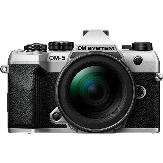 OM SYSTEM OM-5 Mark II Appareil Photo Sans Miroir avec Objectif 12-45mm f/4 en Argent, Vue Frontale Montrant Grand Objectif avec Reflets Verts, Prise Noire Texturée et Boîtier Argenté Étanche aux Intempéries avec Cadrans de Contrôle, compact et Léger pour la Photographie de Voyage et en Plein Air.