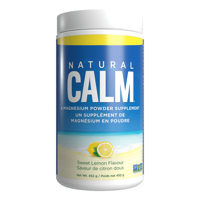 Natural Calm Poudre de Citrate de Magnésium à Saveur de Citron Sucré, Contenant de 452 G. l'Étiquette Présente un Motif Bleu et Jaune avec une Scène de Plage et un Graphique de Citron Tranché. Ce Supplément de Poudre de Magnésium Est à Absorption Rapide et Favorise le Soulagement du stress, un Meilleur Sommeil et la Santé du Cœur. Convient pour une Utilisation comme Thé Chaud Ou dans des Boissons Froides.