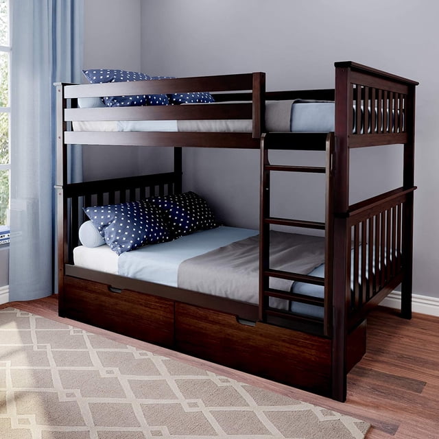 BEDSMART Bois Massif Double sur Double Bunk Bed avec Rangement, Fini espresso, Fabriqué en Bois de Pin de Nouvelle-Zélande durable. Comprend des Têtes de Lit à Lattes, une Échelle Intégrée et Deux Tiroirs de Rangement Spacieux sous la Couchette Inférieure. Idéal pour les Chambres d'Enfants, Accueillant des Tout-Petits à des Ados avec une Capacité de Poids de 400 lb par Lit. Conception Gain de Place Présentée dans une Chambre Moderne avec Literie Bleue et Lumière Naturelle.