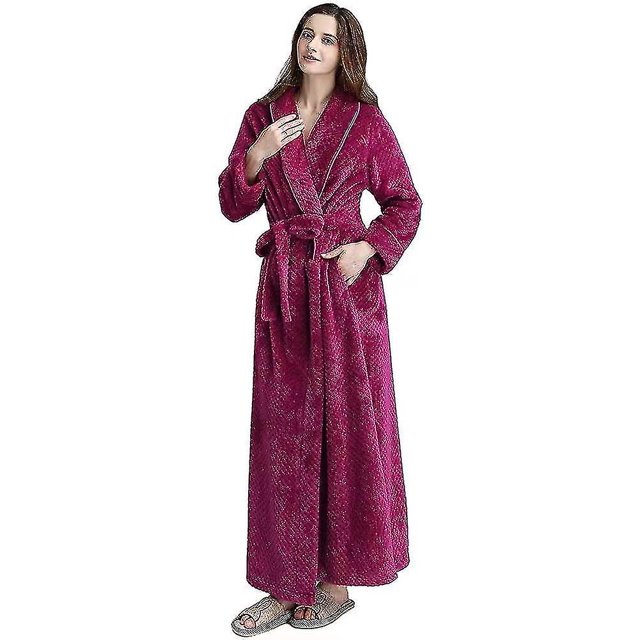 Robe Longue pour Femmes en Molleton Doux et Chaud, Barobe en Peluche, Pyjama de Nuit pour Dames, Robe de Chambre/chemise de Nuit d'Une Couleur magenta Riche. la Robe Présente un Long design Longueur Cheville avec une texture en Molleton Doux et Pelucheux, une Ceinture Attachée Cousue à l'Arrière et Deux Poches avant Profondes. Idéale pour Se Détendre, pour le spa Ou comme Robe de Chambre Chaude par Temps Plus Froid. Montrée Portée par un Modèle avec des Pantoufles, Mettant en Valeur Sa Coupe Confortable et Stylée.
