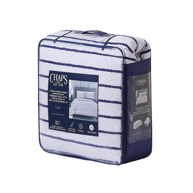 Chaps Ensemble de Douillette à Rayures dans un Sac Transparent à Fermeture Éclair avec Passepoil Bleu Marine et Poignée, Montrant une Douillette Blanche à Rayures Horizontales Bleu Marine, Étiqueté comme Ensemble 3 Pcs Double/Grand Incluant une Douillette et Deux Taies d'Oreiller Assorties, Tissu Résistant aux Plis et Ultra Doux avec Bordure à Passepoil.