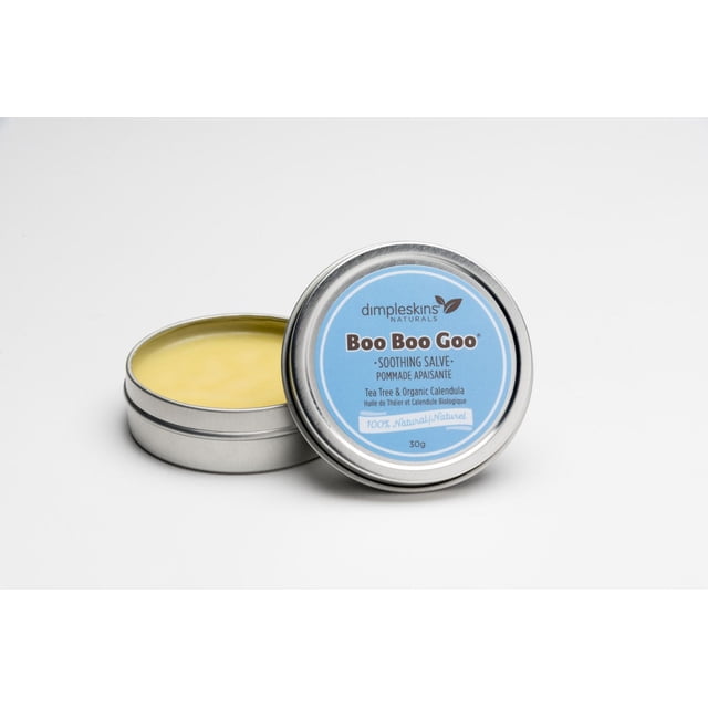 Dimpleskins Naturals Boo Boo Goo Baume Apaisant dans une Petite Boîte Métallique Ronde Argentée avec une Étiquette Bleue, Contenant 30 g de Baume 100 % Naturel Fait avec de l'Arbre à Thé et de la Calendule Biologique, Ouvrant pour Montrer une Douceur Baume Jaune à Base de Cire d'Abeille, Idéal pour les Coupures, Éraflures et Piqûres d'Insectes en Premiers Soins et Soins des Brûlures.