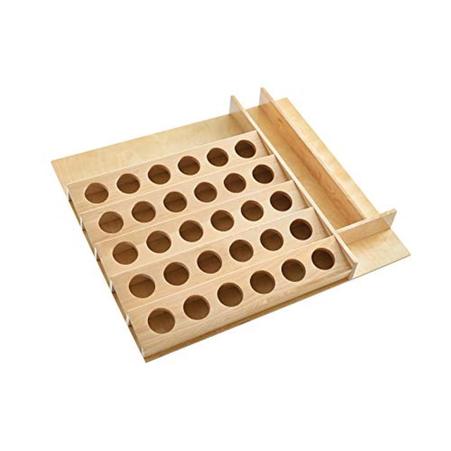 Rev-A-Shelf 4CDI-24-KCUP-1-22 Insert de Tiroir K-Cup en Fini Érable Naturel. Cet Organisateur en Bois Massif Présente une Conception à Cinq Niveaux Qui Tient jusqu'à 30 Dosettes de Café avant la Coupe et Comprend un Rangement d'Ustensiles Supplémentaire sur les Côtés. Conçu pour une installation Facile à Déposer Ou une Coupe Personnalisée pour s'Adapter aux Tailles de Tiroir, avec des dimensions de 22 Pouces de Large, 19,75 Pouces de Profondeur et 2,38 Pouces de Haut. construction Durable avec