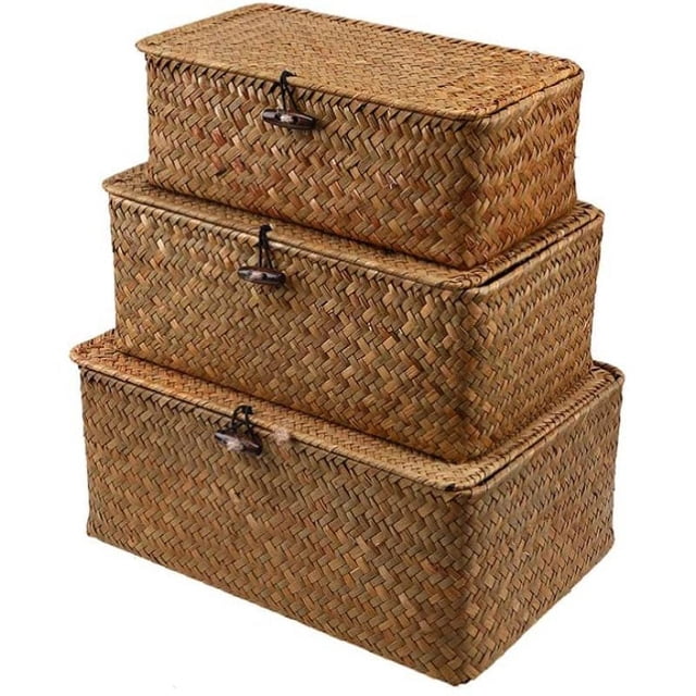Ensemble de Paniers de Rangement en Osier avec Couvercles, Fait à la Main à Partir d'Herbes Marines Tressées Durables. Comprend Trois Paniers en Tons Naturels, Chacun Doté d'Un Couvercle en Rotin Fixé à une Boucle et d'Une Poignée en Bois. Parfait pour le Rangement et l'Organisation, Convient à des Articles comme des Clés, des Accessoires et des Produits de Beauté, Ajoutant une Touche Terreuse à Toute Pièce.