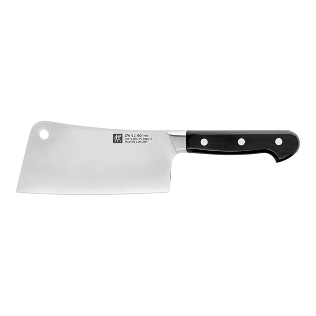 ZWILLING Pro Couperet de 6 Pouces, un Couperet de Cuisine Haut de Gamme Fabriqué en Acier Inoxydable à Haute Teneur en Carbone Trempé dans la Glace pour la Durabilité et la Tranchant. Ses Caractéristiques Incluent un Traversin Courbé pour un Contrôle Précis, une Poignée à Pompon Triplement Rivetée pour la Résilience et une Pleine Soie pour la Stabilité. Idéal pour Couper de Grosses Morceaux de Viande, des Côtes et des Os, Ce Couperet Fabriqué en Allemagne Fait Partie de la collection de Couverts ZWILLING Pro