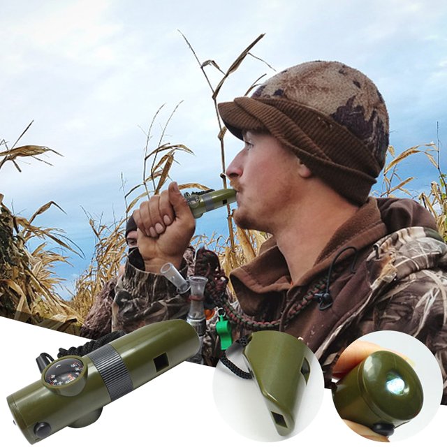 EGNMCR Camping et Randonnée 7 en 1 Bushcraft de Survie Randonnée Whistle avec une Boussole, un Miroir, une Torche, une Loupe et un Compartiment de Rangement. le Whistle Est Montré en Utilisation Extérieure, avec des Vues Gros Plan Mettant en Valeur Son Corps Vert, une Lampe de Poche DEL et une Boussole. Conçu pour le Camping, la Randonnée et la Préparation aux Urgences.