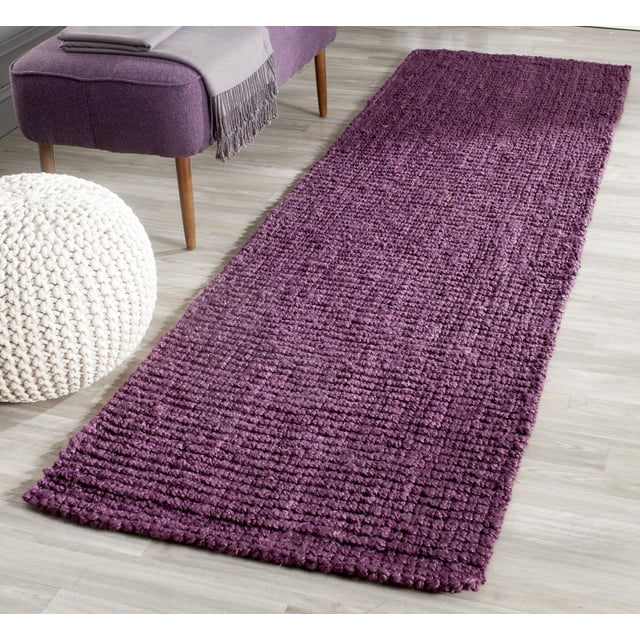 Safavieh Tapis en Fibres Naturelles Lévi Tressé Présentant un Tissage Texturé Tressé dans un Ton Violet Riche, Montré comme Coureur sur Plancher de Bois Clair à Côté d'Un Banc Rembourré Violet avec Pattes en Bois et un Jeté à Franges Gris, à Côté d'Un pouf Tricoté Blanc, Mettant en Valeur Sa construction durable en Fibres Naturelles Convenant aux Intérieurs Côtiers et Décontractés.
