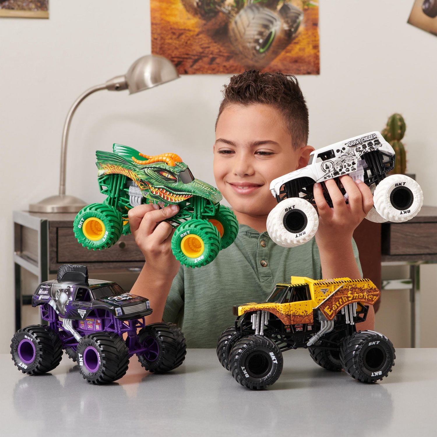 Monster Jam, Official Grave Digger Monster Truck, Collector Die-Cast Vehicle, 1:24 Scale, Kids Toys for Boys and Girls Ages 3 and up