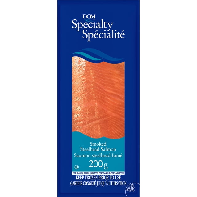 DOM Spécialité Saumon Trèfle Fumé 200 g Emballage Montrant un Gros Plan du Filet de Saumon Fumé à l'Orange avec texture Naturelle, Pré-Tranché et Prêt à Servir, avec instructions pour Garder Congelé avant d'Utiliser en Anglais et en Français sur un Fond Bleu, Convient aux Plats Gastronomiques de Fruits de Mer.