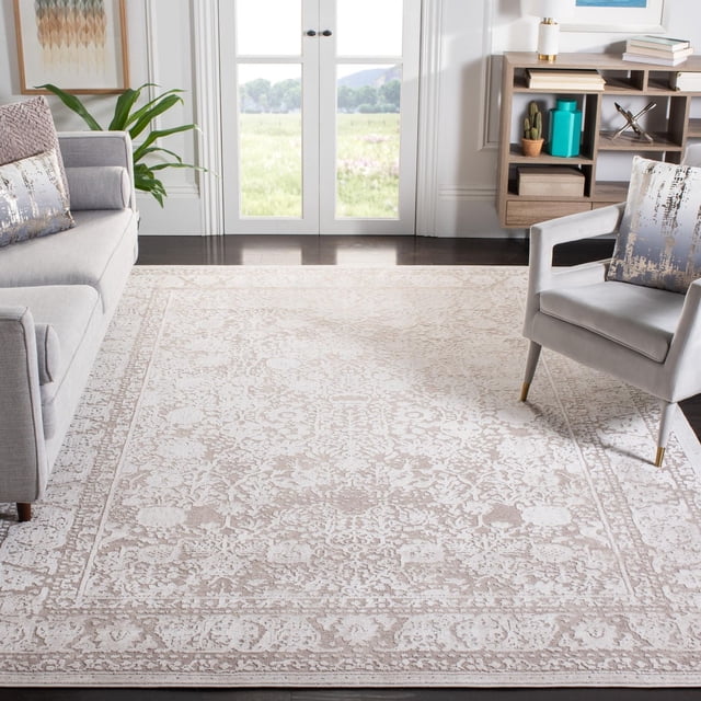 SAFAVIEH Reflection Lynna Tapis Traditionnel beige et Crème avec motifs Floraux Complexes et texture de Poil Surélevé, Placé dans un Salon entre un sofa Gris et un Fauteuil. Ce Tapis d'Accent durable en Fil Synthétique Doux Complète la Déco Contemporaine et Traditionnelle, Idéal pour Ajouter Chaleur et texture.